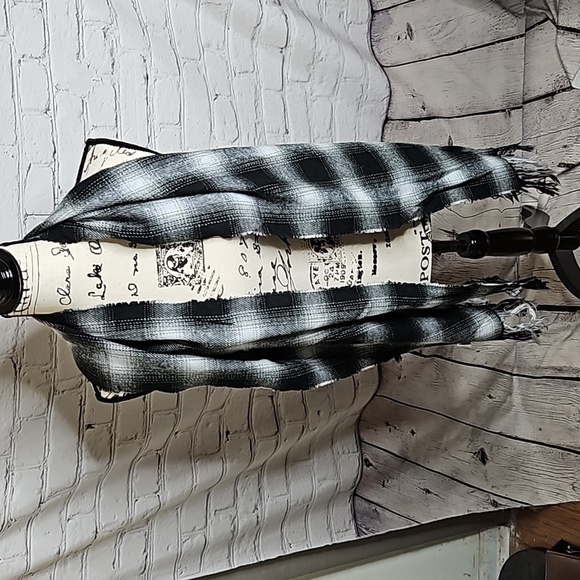 Old Navy Black/White Plaid Fringed Scarf - Picture 1 of 4